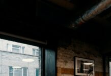 장애인 편의시설 설치 대상시설 확대…학원·독서실·기원 등 추가 navigating desk globe on table near the window