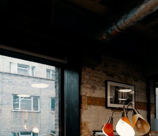 장애인 편의시설 설치 대상시설 확대…학원·독서실·기원 등 추가 navigating desk globe on table near the window