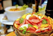 여름철 간편한 다이어트 식단 sliced fruits in brown ceramic bowl