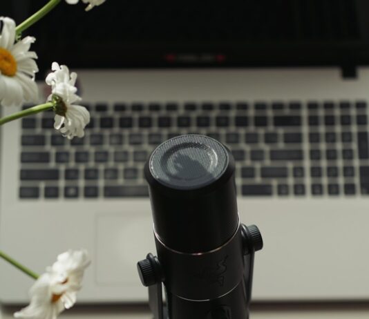 집배원·택배기사 사칭 보이스피싱 주의…주문한 적 없다면 의심 black and silver electronic device