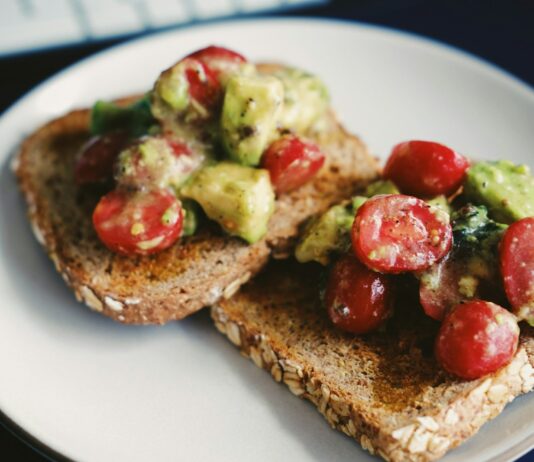 초기 체중 감량을 위한 식단 계획 전략 bread with tomato and green vegetable on white ceramic plate