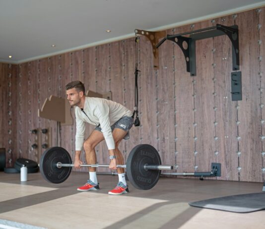 건강하게 살 빼는 법: 다이어트와 운동의 황금 비율 a man lifting a barbell in a gym
