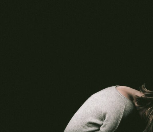 청년지원센터, 청년 우울증 치료비 지원 woman in gray long sleeve shirt