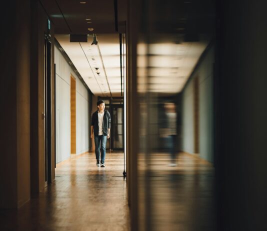 건강한 몸을 유지하기 위한 과학적인 생활 습관 man walking towards opened door
