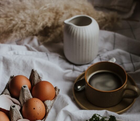 다이어트 성공에 역할을 하는 아침식사 three eggs on white ceramic plate beside brown ceramic mug