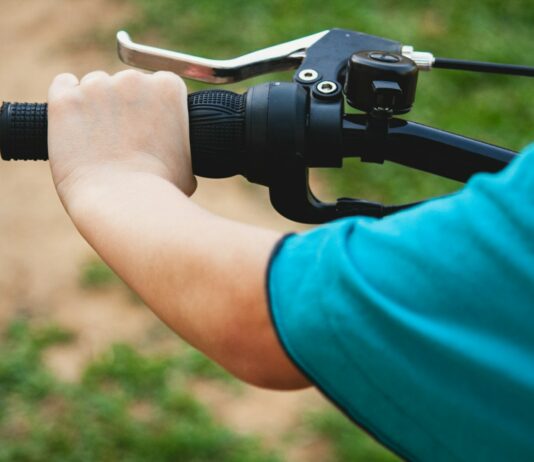 나이별 맞춤 운동과 식사 person holding black dslr camera
