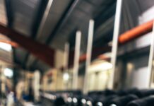 성공적인 다이어트 전략을 위한 피트니스 목표와 식단계획 dumbbells on floor