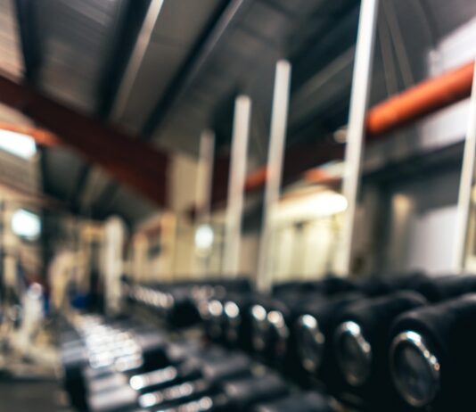 성공적인 다이어트 전략을 위한 피트니스 목표와 식단계획 dumbbells on floor