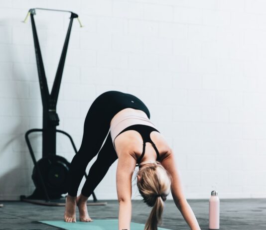 운동이 싫은 사람에게도 가능한 루틴이 있어요 woman in black sports bra and blue denim jeans doing yoga