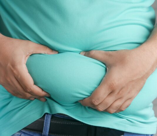 “배만 볼록 나왔어요”… 남성 복부비만, 체중보다 ‘근육량’이 먼저다 a man holding his stomach with his hands