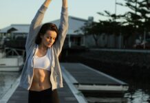 생활속 건강 습관 “몸 사랑하기, 오래 살기” woman standing on dock