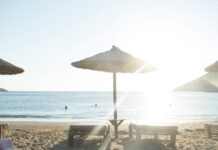 “밤에만 되면 뭘 자꾸 먹고 싶어요”…초여름 폭식 유발하는 진짜 원인 white patio umbrella near body of water