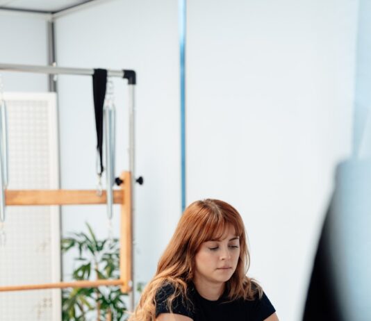 30~40대가 관심가지는 필라테스로 건강관리 하는 법 a woman on a rowing machine in a gym