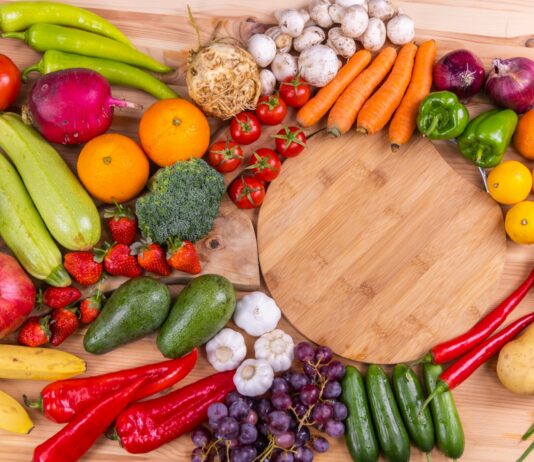 면역력 높이는 건강한 식습관, 작은 변화가 만드는 큰 차이 red green and yellow chili peppers and green chili peppers