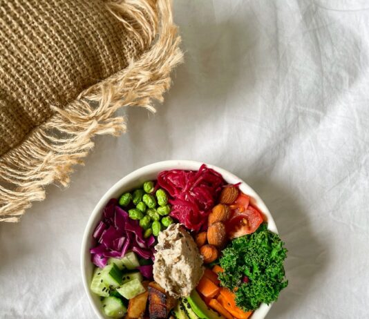 건강한 식단, 작은 변화로 만드는 큰 건강 vegetable salad on white ceramic bowl