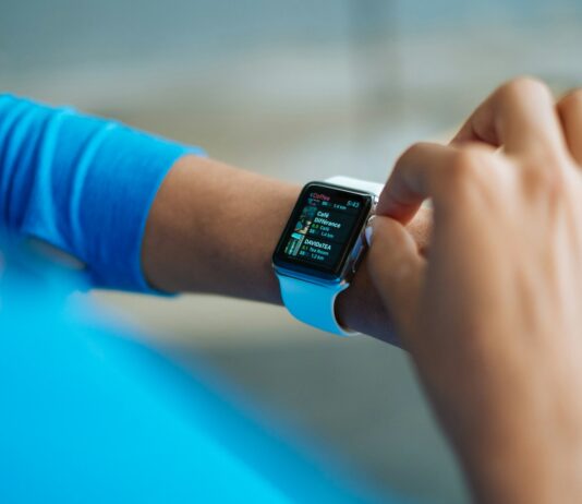 AI가 바꾼 건강 관리, 일상에 스며든 새로운 습관들 person operating smartwatch