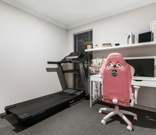 바쁜 일상 속 ‘짧은 운동’ 열풍…짬내기 운동 실천법 주목 A room with a treadmill and a desk