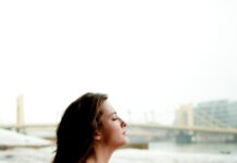 바디 리커버리: 근육의 ‘쉼표’가 만드는 완벽한 느낌표 woman in black tank top sitting on concrete floor during daytime