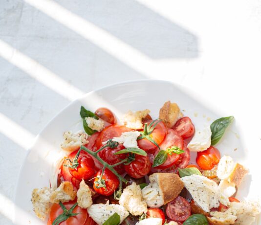 건강한 식단, 지속 가능한 한 끼 실천법이 대세 sliced tomato and green leaf vegetable on white ceramic plate