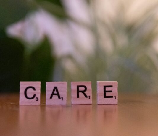 “일상 속 스트레스, 작지만 꾸준한 습관이 해답” A wooden block spelling care on a table