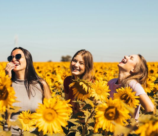 여성 건강관리, 일상에서 시작하는 똑똑한 습관 만들기 woman in white and black striped shirt standing on yellow sunflower field during daytime
