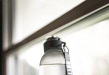 “내 몸을 지키는 똑똑한 식단, 일상 속 작은 변화로 시작하세요” person holding gray and black tumbler