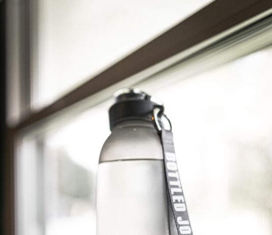 “내 몸을 지키는 똑똑한 식단, 일상 속 작은 변화로 시작하세요” person holding gray and black tumbler