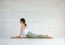 눈 건강과 필라테스: “시력과 자세의 상관관계,” 거북목 교정이 눈의 피로를 줄이는 이유 Woman doing cobra pose on yoga mat