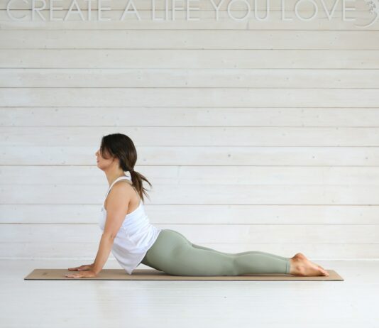 눈 건강과 필라테스: “시력과 자세의 상관관계,” 거북목 교정이 눈의 피로를 줄이는 이유 Woman doing cobra pose on yoga mat