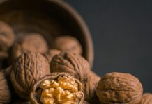 뇌 건강을 지키는 일상 루틴, 작은 실천이 큰 차이를 만든다 brown garlic on brown bowl