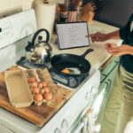 “느린 식사가 건강을 지킨다”…일상 속 천천히 먹기 실천법 Person cooking eggs on a stovetop following a recipe.
