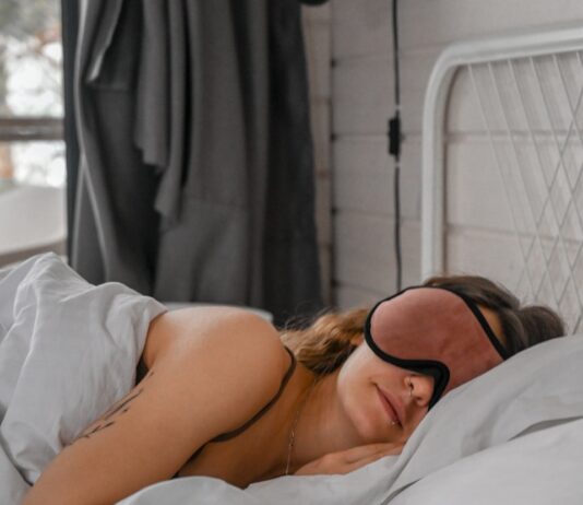 “건강한 수면, 새로운 웰빙 트렌드로 떠오르다” a woman lying in a bed