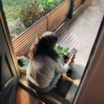 만성피로, 일상 속에서 벗어나는 새로운 습관 찾기 Woman sitting on balcony with smartphone