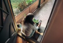 만성피로, 일상 속에서 벗어나는 새로운 습관 찾기 Woman sitting on balcony with smartphone