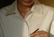 몸과 마음을 챙기는 생활, 진화하는 웰니스 문화가 뜬다 person in white button up shirt holding clear drinking glass with green liquid