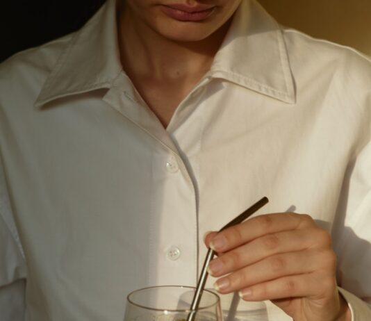 몸과 마음을 챙기는 생활, 진화하는 웰니스 문화가 뜬다 person in white button up shirt holding clear drinking glass with green liquid