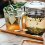 일상 속 대체요법, 건강한 라이프스타일로 자연스럽게 녹여보세요 clear glass mug on tray