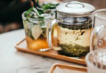 일상 속 대체요법, 건강한 라이프스타일로 자연스럽게 녹여보세요 clear glass mug on tray