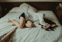 “만성피로, 일상 속 작은 변화로 극복하자”… 스마트 웰빙 트렌드 주목 woman lying on bed