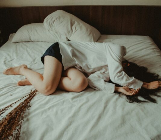 “만성피로, 일상 속 작은 변화로 극복하자”… 스마트 웰빙 트렌드 주목 woman lying on bed