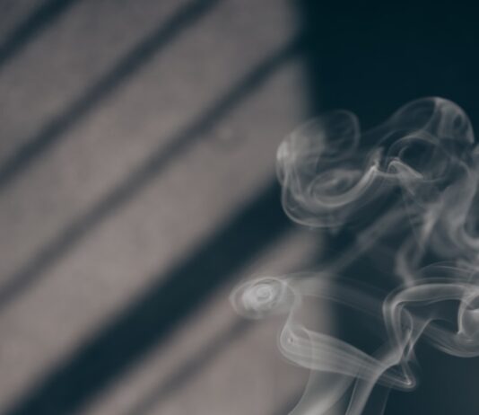 대체요법, 현대인의 건강관리 한 축으로 자리 잡다 white smoke on brown wooden table