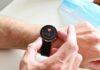 웨어러블 데이터로 건강 관리, 일상이 되다 a person holding a stopwatch