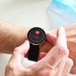 웨어러블 데이터로 건강 관리, 일상이 되다 a person holding a stopwatch