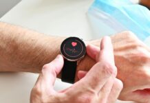 웨어러블 데이터로 건강 관리, 일상이 되다 a person holding a stopwatch