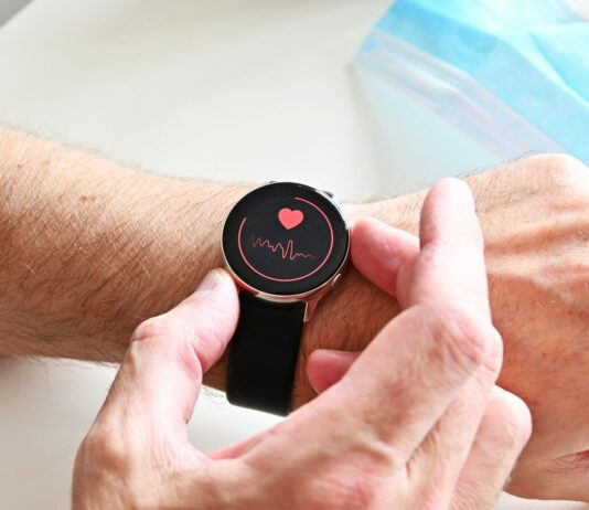 웨어러블 데이터로 건강 관리, 일상이 되다 a person holding a stopwatch