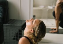“일상 속 힐링, 내 몸에 맞는 필라테스 루틴 찾기” a woman lying on the floor