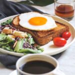 내 몸에 맞는 식단, 최신 트렌드는 ‘균형과 지속가능성’ burger with egg and lettuce on white ceramic plate