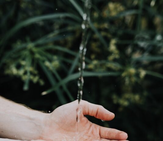 건강한 모발을 위한 똑똑한 습관, 일상에서 실천하기 water drop on persons hand