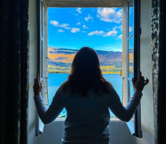 스트레스, 일상 속 작은 변화로 효과적으로 관리하기 a person looking out a window