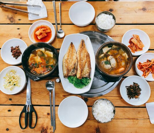 집밥 트렌드와 함께하는 건강 식습관, 실천 루틴으로 내 몸 지키기 cooked food on white ceramic plate